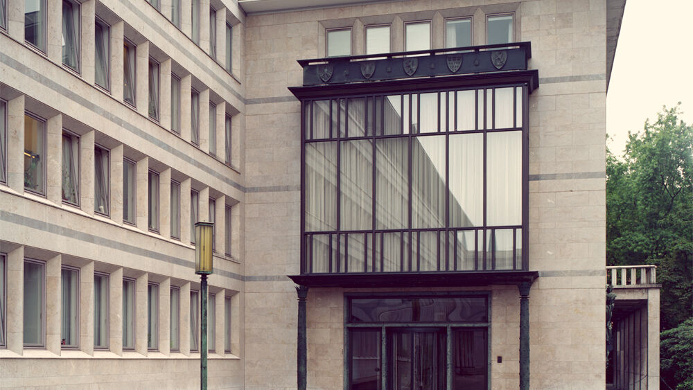 doppelstoeckige-glasfront