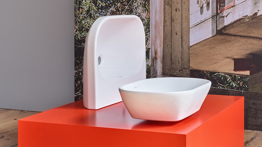 Waschbecken auf Podest im LAUFEN space Berlin