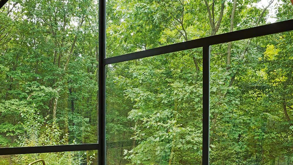 Glasfront im Zwischengeschoss