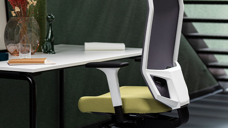 home-office-unter-treppe-dauphin-stuhl