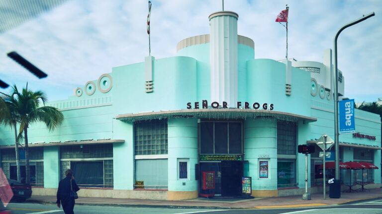 Stolz trägt das Art-déco-Building die Fahnen des Landes. KULTUR-CLASH - Miami