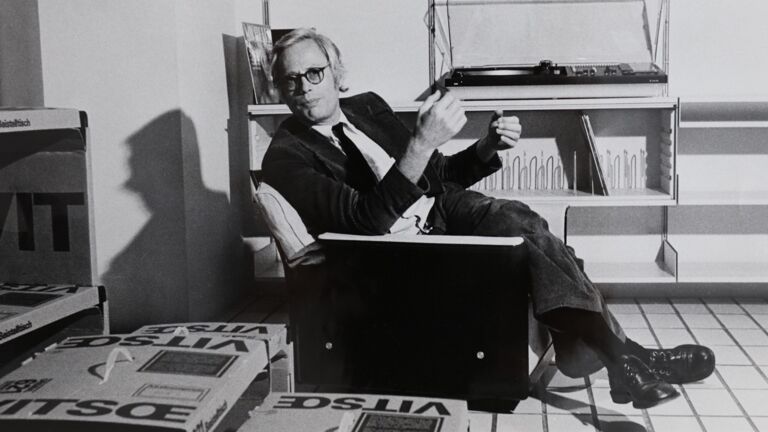 Dieter Rams in Kaiserhofstrasse (ID7090) ©Vitsoe Large Dieter Rams in Kaiserhofstrasse (ID7090) ©Vitsoe Large