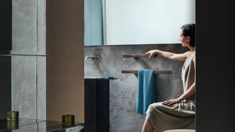 Schlicht und gradlinig: Badezimmer-Heizkörper "I Ching" von Tubes. Bad mit modernem Badezimmer-Heizkörper "I Ching" von Tubes