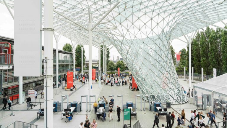 Eingangsbereich des Salone del Mobile im Jahr 2023. Salone del Mobile Mailand 2023