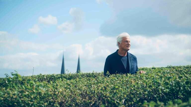 Christoph Ingenhoven auf der Dachlandschaft vom „Kö-Bogen II“, im Hintergrund die Düsseldorfer Kirche St. Mariä Empfängnis: Auf insgesamt acht Kilometern begrünen 30 000 Hainbuchhecken die Fassaden und das Dach des Neubaus (2017–2020) mitten in der Innenstadt am Gustaf-Gründgens-Platz. Christoph-Ingenhofen-Koe-Bogen-II