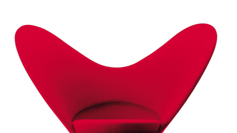 Die typische Herzform gibt dem Stuhl seinen Namen. Vorderseite vom Heart Cone Chair