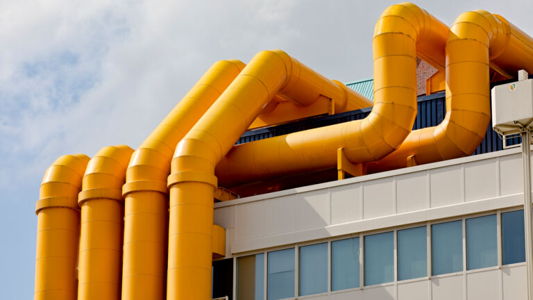 Die Zentralbibliothek erinnert mit ihren außen liegenden Lüftungsrohren an das Pariser Centre Pompidou.  201908_Bieb_558A4116_IrisvandenBroek-1