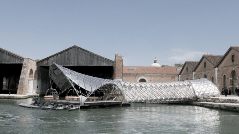 „Gateway to Venice's Waterway" auf der Arsenale Biennale neben dem Armstrong Mitchell Hydraulic Crane 314242_1920x1280
