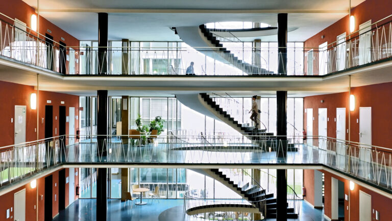 Lichtdurchflutetes Treppenhaus der Neuen Maxburg: Sep Ruf inszeniert den Aufstieg als architektonisches Erlebnis zwischen Transparenz und Strenge. Sep Ruf, Maxburg, Treppenhaus