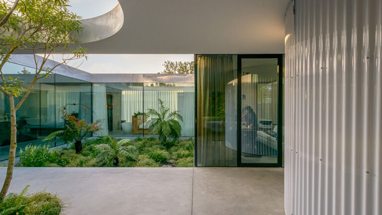 Gewohnte Verbindungen: Die Villa Fifty-Fifty von Studioninedots vermittelt innen und außen. villa-fifty-fifty-design-studioninedots-photography-frans-parthesius-04