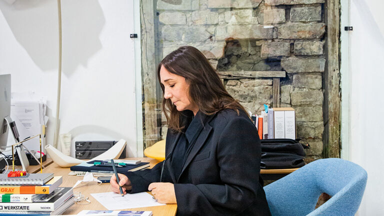 AW Designer des Jahres 2023: Monica Förster auf dm Stuhl "Suit"