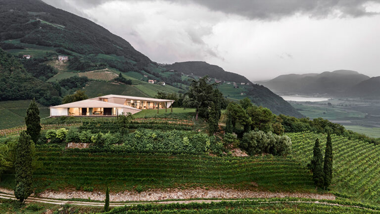Architektur in den Weinbergen: Der Kastelaz Hof bei Tramin am Kalterer See in Südtirol. Die Aussicht über die Weinberge ist fantastisch. Aber wenn der Wind vom Gardasee heraufweht, muss die Architektur auch Schutz bieten. Der Kastelaz Hof bei Tramin am Kalterer See in Südtirol