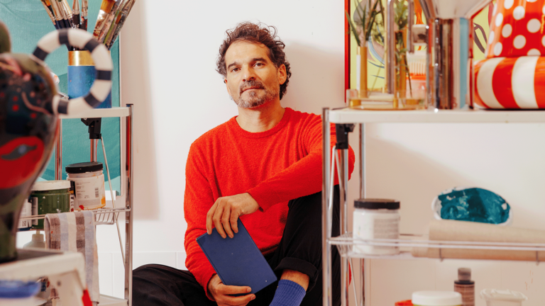 Jaime Hayon sitzt auf dem Boden in seinem Atelier Jaime Hayon sitzt auf dem Boden in seinem Atelier