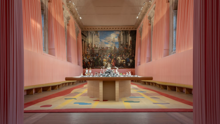 Homo Faber 2024: Die Installation „Armatae Flores“ ist ein Arrangement der Silberschmiede Buccellati MFO_Buccellati_Celebration_Alessandra_Chemollo