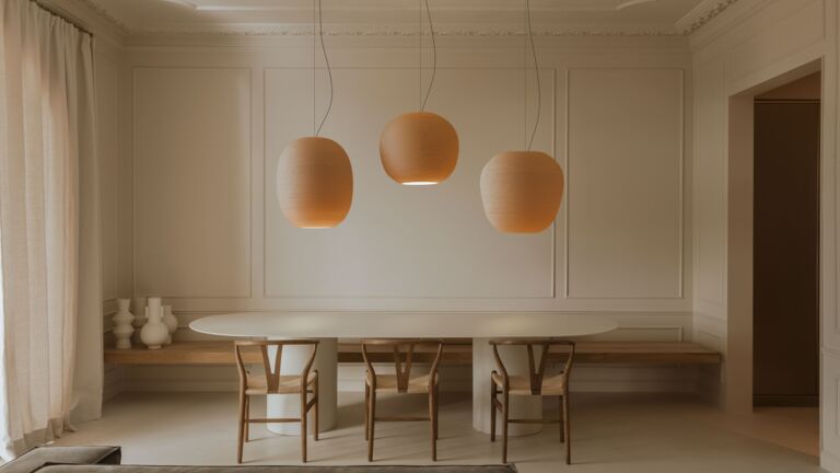 Die TIERRA-Kollektion von Faro Barcelona vereint die Schönheit der Natur mit der Innovation des 3D-Drucks. Der Lampenschirm besteht aus PLA, einem biobasierten Kunststoff pflanzlichen Ursprungs, der mit recycelter Zellulose aus Kiefernholz angereichert ist.  FaroBarcelona_Tierra_06-2