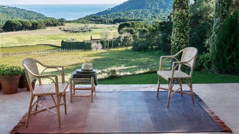 Haptisch und wetterfest: Die Teppiche von Nanimarquina verwandeln Außenflächen in textile Wohnräume. Nanimarquina