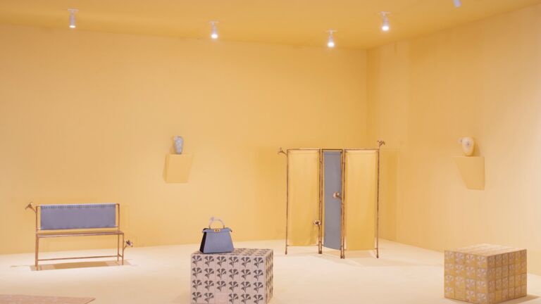 Die gesamte Installation ist eine Hommage an 100 Jahre Fendi – ein „Pale Cocoon“, der Handwerk und Moderne vereint. Fonderia-Fendi-by-Conie-Vallese-FENDI-Booth-DM2025_05-HR