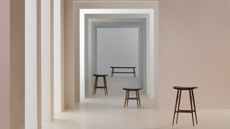 „Freja“ (Stellar Works) ist eine Kollektion von Hockern und Bänken, die in ihrer Schlichtheit japanisch anmuten. Die Sitzflächen aus Papierkordel oder Leder scheinen über dem Holzgestell zu schweben skulpturen-im-kleinen