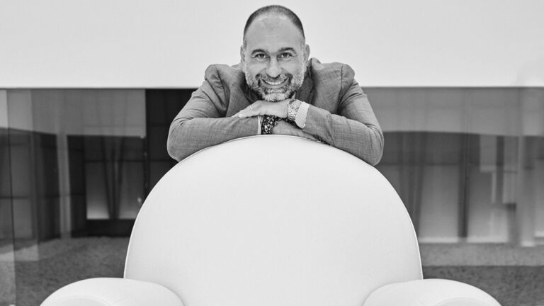 Nicola Coropulis führt seit 15 Jahren als CEO das im mittelitalienischen Tolentino angesiedelte Unternehmen Poltrona Frau. Es wurde 1912 vom Sarden Renzo Frau gegründet, lieferte seine hochwertigen Polstermöbel zunächst an Fürstenhäuser und entwickelte sich zu einer weltbekannten italienischen Designmarke. Neben Möbeln fertigt Poltrona Frau auch luxuriöse Lederausstattungen für Autos (u. a. Ferrari und Maserati), Schiffe und Flugzeuge. Poltrona Frau unterhält Flagship-Stores in aller Welt. Interview mit CEO von Poltrona Frau: Nicola Coropulis