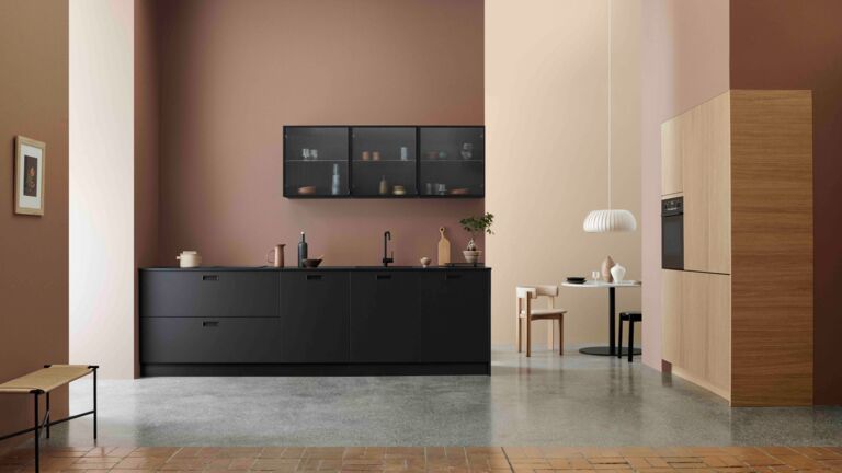 Moderne schwarze Küche von Kvik in Showroom. Moderne schwarze Küche von kvik