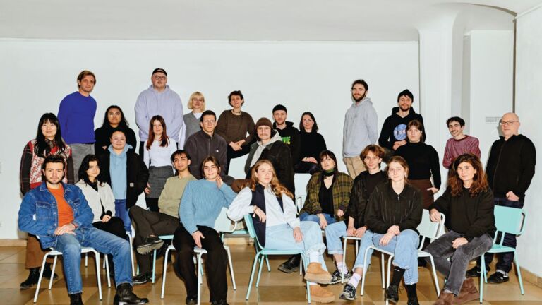 Professor Mark Braun (o. l.) und Hannes Käfer (r.) haben mit den Studierenden der HBKsaar im Wintersemester 2023/24 das Projekt „Design Bazaar – In Serie“ umgesetzt. In Kürze wird eine Auswahl der dabei designten Accessoires und Möbel im AW Newcomer Shop erhältlich sein Studierende Wintersemester 2023/24 der HBKsaar