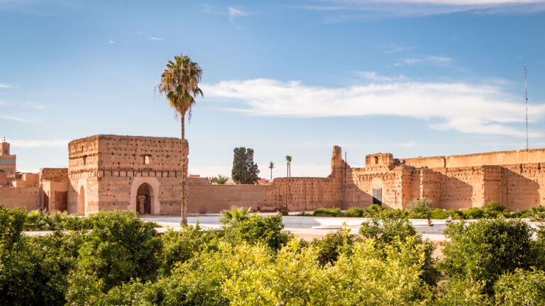 Der am Südrand der Altstadt liegende El-Badi-Palast aus dem 16. Jahrhundert ist von einer 135 x 110 Meter langen Stampf- lehmmauer umgeben. Im Innenhof wuchsen rund um ein Wasserbassin Obstbäume
und duftende Strauchgewächse, heute gedeihen dort Zitrusbäume GettyImages-1097478268