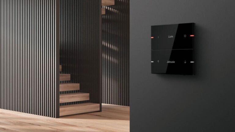 Gira Tastsensor 4.95 steuert Licht und Szenen auf elegante Weise und fügt sich nahtlos in moderne Wohnräume ein. Gira Tastsensor 4.95