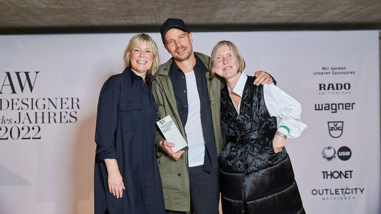 Karen Hartwig (Chefredakteurin AW Architektur & Wohnen), Stefan Diez, Prof. Dr. Angelika Nollert (Direktorin Neue Sammlung Kunstareal München) stefan-diez-orgatec-2022-volker-renner-15