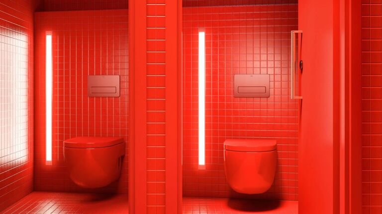 Wer würde rote Toiletten auf dem Eiffelturm erwarten? Rote Toiletten im Eiffeltower von Roca