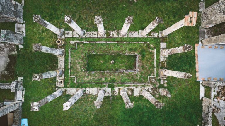 So hat man Pompeji noch nicht gesehen. Vom Atrium gehen alle Räume eines römischen Wohnhauses ab – auch das Tablinum, das Arbeitszimmer des Hausherrn. Davor warteten Bittsteller, Klienten und Geschäftspartner: Das Atrium diente als Wartebereich. Und als Sammelbecken. Während sich die Säulen zu einem streng symmetrischen Wandelgang aufreihen, wurde in der nicht überdachten Vertiefung Regenwasser für die hauseigene Zisterne aufgefangen Pompeji