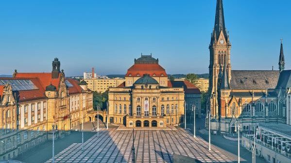 Am Theaterplatz liegen die St. Petrikirche, das Opernhaus und das König-Albert-Museum, in dem sich die Kunstsammlungen befinden. Hier ist auch Ernst Ludwig Kirchners berühmtes Gemälde „Blick auf die Chemnitzer Fabriken“ zu sehen Der Theaterplatz in Chemnitz