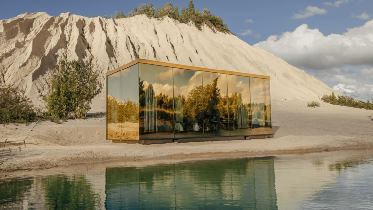 Dank seiner reflektierenden Fronten geht das ÖÖD House optisch vollständig in der umliegenden Natur auf. Jaan Parmask_The ÖÖD Golden Ho...
