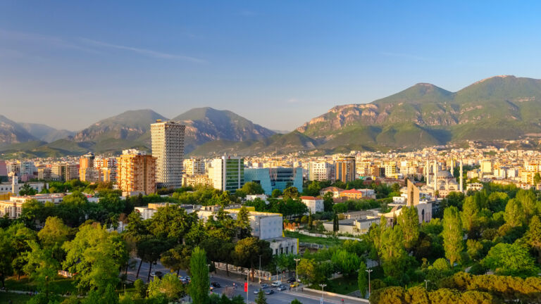 Umgeben von bergigen Landschaften, verändert sich die Skyline der albanischen Hauptstadt rapide. Hochhäuser für eine bessere Zukunft? Die internationale Architektur-Gemeinde ist sich da sicher. Für sie ist Tirana das aufregendste urbane Labor Europas Luft nach oben