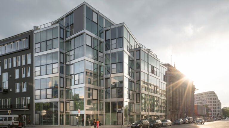 Auf dem Parkplatz eines Autohändlers konnte bis 2022 die Baugruppe KUFU entstehen. Die sechs Türme springen 
vor und zurück, was das Eckgrundstück an der Kurfürstenstraße zu einem lebendigen Ensemble formt baugruppe-kurfuerstenstrasse