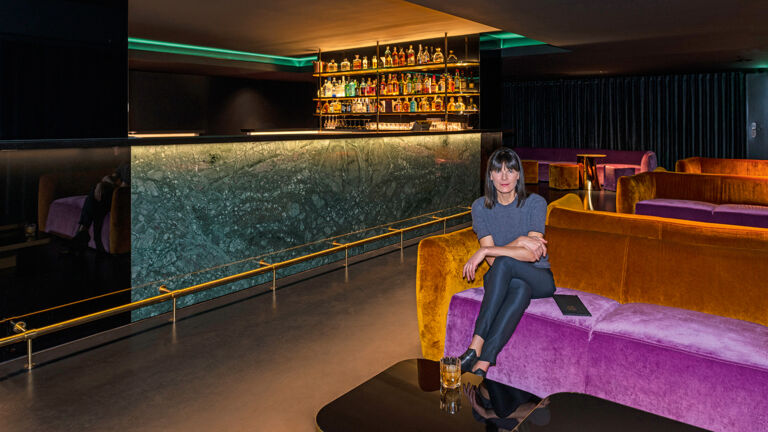 Als Estrel-Inhaber, Bauingenieur und Kunstsammler Ekkehard Streletzki das Wohnhaus von Tanja Lincke und Anselm Reyle besuchte, war er so begeistert, dass er die Architektin für den Umbau der früheren Crystal Bar in seinem Hotel beauftragte Tanja Lincke in der New York Bar