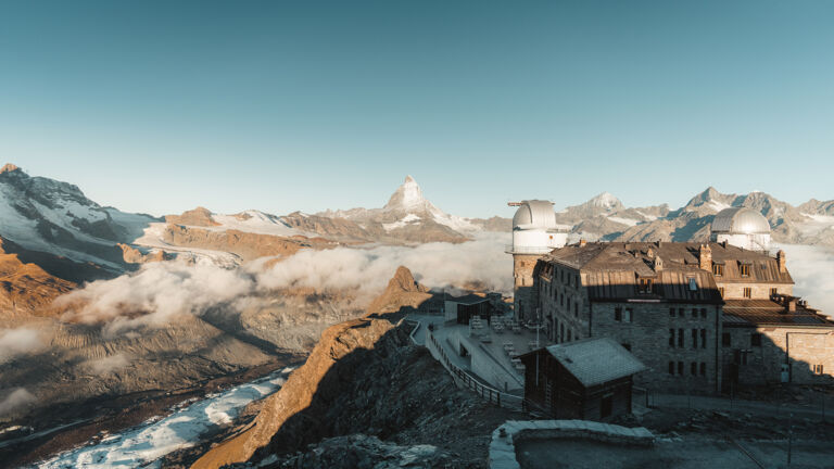 Blick aufs Matterhorn: Das historische 3100 Kulmhotel Gornergrat auf dem gleichnamigen Berggipfel oberhalb von Zermatt Blick aufs Matterhorn und Kulmhotel Gornergrat