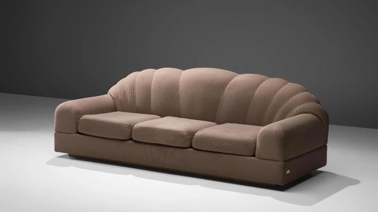 Alain Delon Salon Dreisitzer-Sofa mit taupefarbener Polsterung Alain Delon Sofa Design