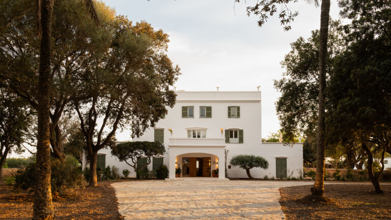 Zwischen alten Steineichen und weitläufigen Gärten liegt das Hotel Sant Ignasi auf Menorca. editades-hotel-san-ignasi-menorca-2024-@mariaalgaraphotography-57