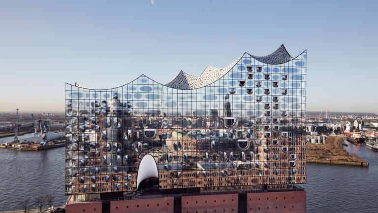 Die Elbphilharmonie in Hamburg gilt als Meisterwerk von Herzog & de Meuron – ein Wahrzeichen aus Glas und Klang, das Architektur und Musik zu einer Einheit verschmelzen lässt. Elbphilharmonie