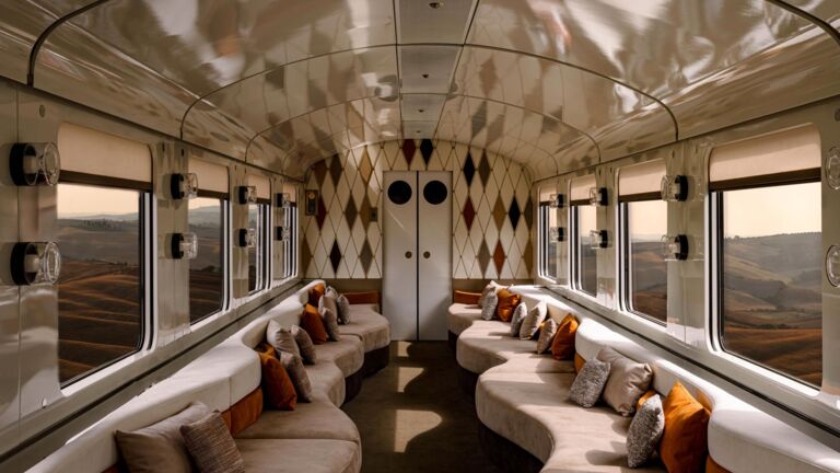 In weichen Samt gehüllte, wellenförmige Sitzreihen machen den Barwagen zum ästhetischen Mittelpunkt des gesellschaftlichen Lebens an Bord Bar Orient Express La Dolce Vita