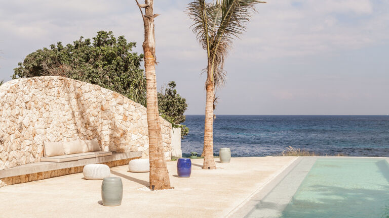 Dem Ozean immer ganz nah: Eine geschwungene Natursteinmauer begrenzt die kreisförmige Terrasse. Die Stufen führen direkt zum Pool der „Seascape“-Villa bali-sheila-man-living-inside-1