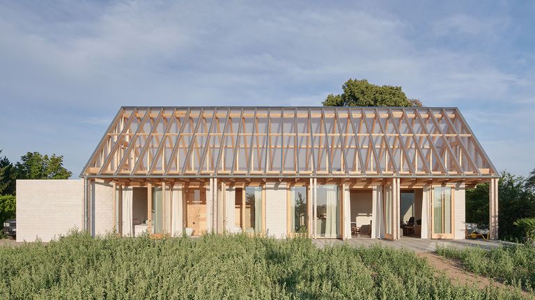 Ursprünglich sollte für die Wochenend-Residenz „Glashaus in der Uckermark“ ein Gewächshaus als Readymade auf einem Flachdachriegel sitzen, dann plante Sigurd Larsen den Entwurf noch einmal um. Glashaus in der Uckermark von Designer und Architekt Sigurd Larsen