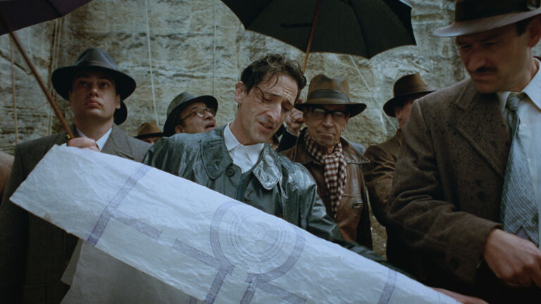 Mit jeder Szene wird die schroffe Schönheit des Brutalismus lebendig. The Brutalist_Adrien Brody