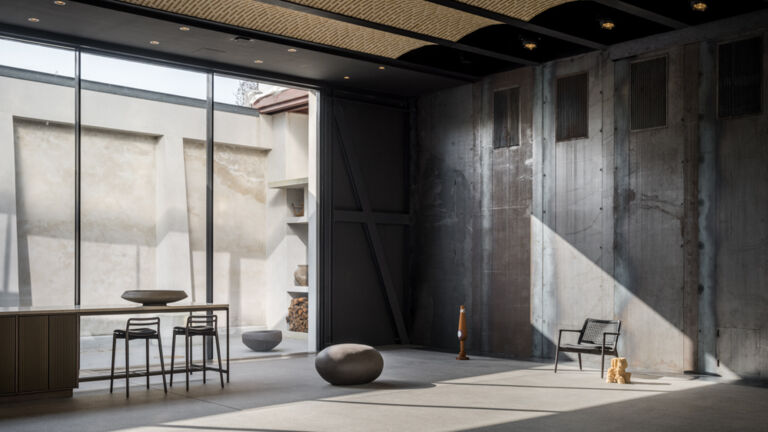 Der sechs Meter hohe Veranstaltungsraum bildet die perfekte Kulisse für das Vipp-Produktportfolio chiaroscuro-effekt