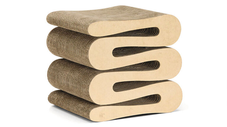 Beim „Wiggle Stool“ (Vitra) setzt Architekt Frank Gehry Wellpappe entgegen der eigentlichen Nutzungsrichtung ein wiggle-stool