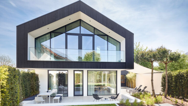 Die Schwarzkobel Privatlodge heißt als zeitgemäßes, komfortables Feriendomizil Gäste willkommen. Innen- und Außenräume wurden mit feinen Architekturbetonfliesen GDM.AWA tile von GODELMANN gestaltet (Fotos: Sabrina Rothe für GODELMANN).
 GDM_Referenz_Schwarzkobel_Privatlodge_GDM-AWA_Credit_S-Rothe_16