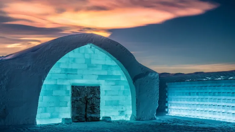 Die Außenansicht des legendären Eishotel lässt nur erahnen, welche filigranen Kunstwerke sich hinter den massiven Wänden verbergen. Icehotel Aussen