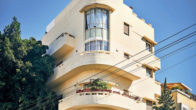 Mehr als 4000 weiße Häuser aus der Bauhaus-Zeit und danach geben Tel Avivs Innenstadt ihren Namen. 2003 wurde das Ensemble zum UNESCO-Weltkulturerbe ernannt. WOHNHAUS/WHITE CITY, Tel Aviv