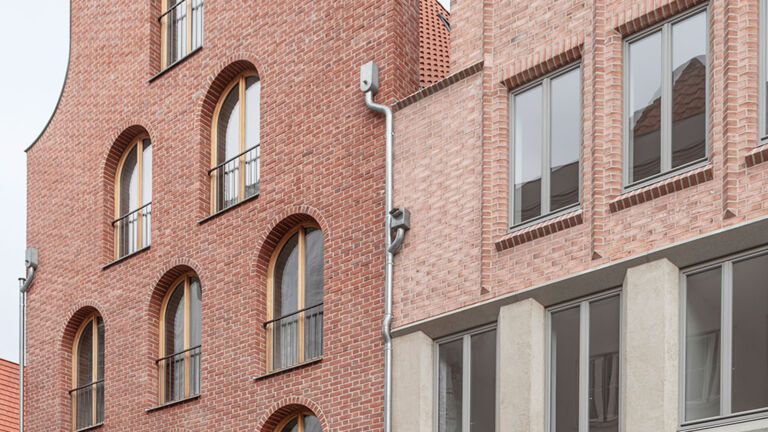 Historische Vorbilder: Kaufmannshäuser prägten einst das Gründungsviertel  in der Lübecker Altstadt. Es wurde im Zweiten  Weltkrieg fast vollständig zerstört. Derzeit entstehen auf den ursprünglichen Parzellen neue Giebelhäuser historische-vorbilder