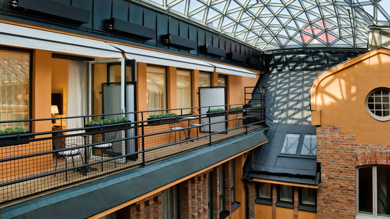 Mit Stil: Sich zu Hause fühlen im eleganten Östermalm-Viertel – der Innenhof des Boutiquehotels Villa Dagmar. Das Sternerestaurant Aloe und die Bar sind auch bei Einheimischen sehr beliebt. Innenhof des Boutiquehotels Villa Dagmar in Stockholm